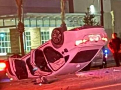 Pareja sufre aparatosa volcadura en Laredo; conductor habría estado alcoholizado y traía una pistola