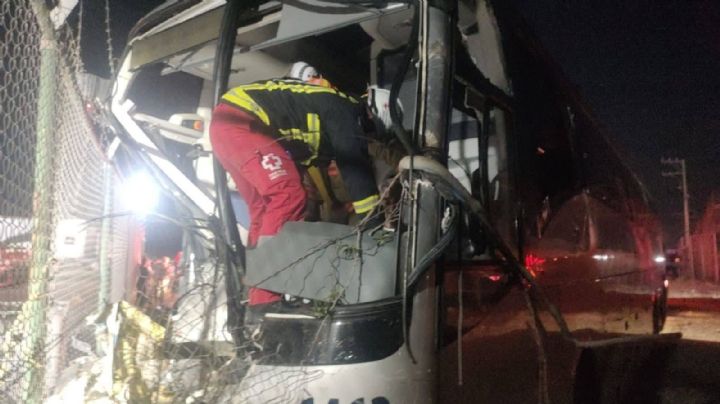 Fatal accidente en la Carretera Nuevo Laredo-Monterrey; autobús que salió de Houston mata a trabajador