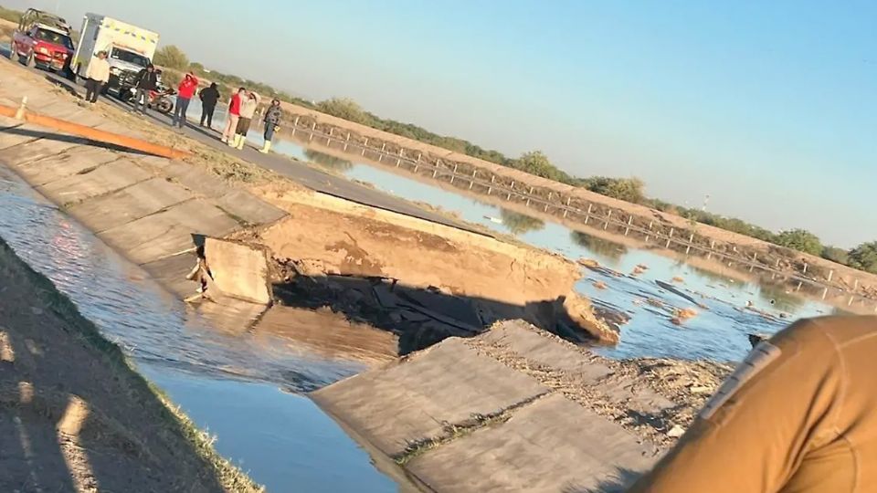 La tierra se tragó al desafortunado conductor de la moto