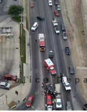 Foto descriptiva de: Brutal choque y volcadura en Laredo; una mujer quedó prensada entre los fierros del vehículo