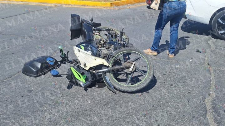 Abuelito invade carril y provoca choque con moto en Nuevo Laredo; hombre termina lesionado tras fuerte impacto