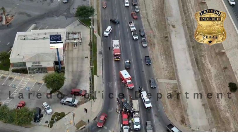 Brutal choque y volcadura en Laredo; una mujer quedó prensada entre los fierros del vehículo