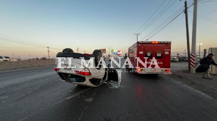 Le dan 'cerrón' y vuelca en Carretera Aeropuerto; conductor viajaba a exceso de velocidad