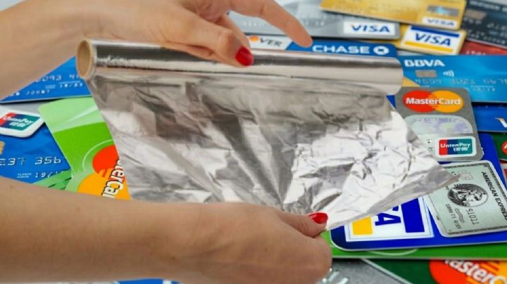 ¿Por qué recomiendan envolver tus tarjetas en aluminio? Esta es la razón que pocos conocen