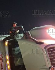 Foto descriptiva de: Trailero se vuelca en Nuevo Laredo; no pudo contener el peso de la unidad y se fue de lado