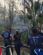 Foto descriptiva de: Llamas consumen casa en la colonia Mirador; jóvenes la encontraron en cenizas al volver del hospital | VIDEO