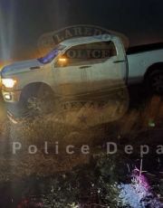 Foto descriptiva de: Ladrón de camionetas logra huir de la policía de Laredo; se lanzó al río Bravo para evadir arresto | VIDEO
