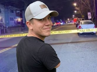 Hombre sin manos ni piernas es acusado de asesinato tras disparar y huir conduciendo; ¿cómo ocurrió?