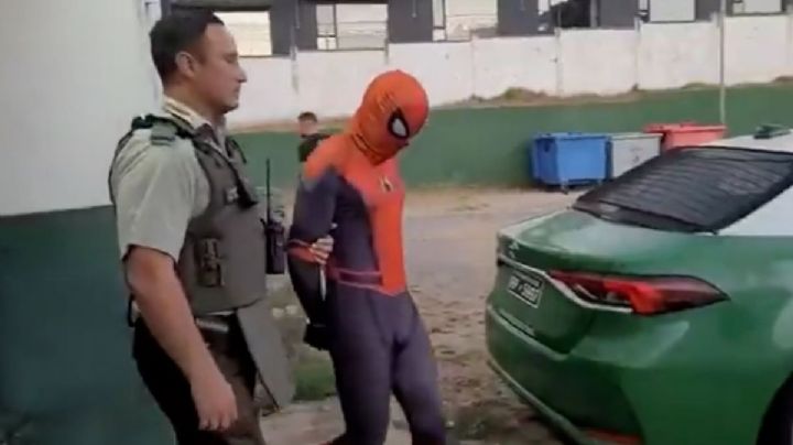 Detienen a 'Hombre Araña' en plena calle; lo que descubrieron al quitarle la máscara sorprendió a todos | VIDEO