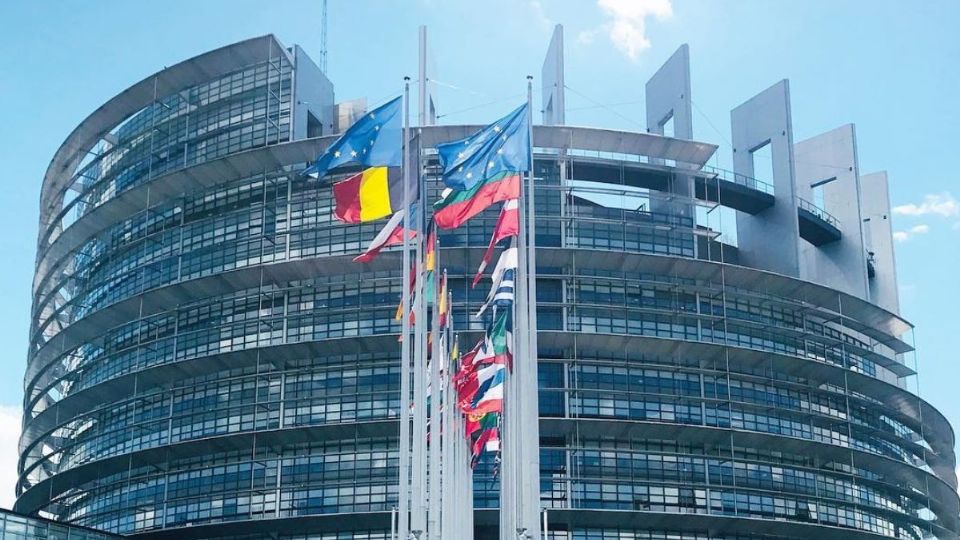 El Parlamento Europeo aprobó este jueves un endurecimiento significativo de la política migratoria. Foto: Instagram/@omar_me