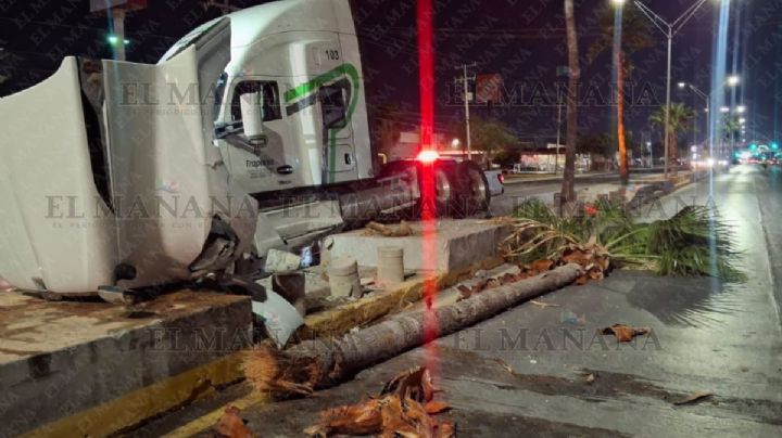 Tráiler queda destruido en la avenida Reforma; llanta explotó y chofer perdió el control | VIDEO