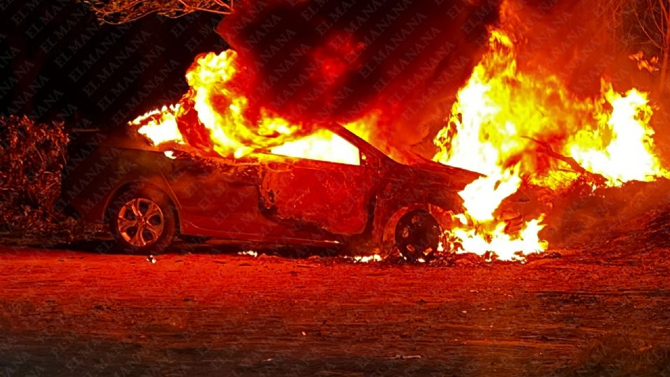 Fuego consume auto en Nuevo Laredo