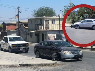 Mujer se distrae y choca aparatosamente en la colonia Mirador en Nuevo Laredo; quedó endeudada