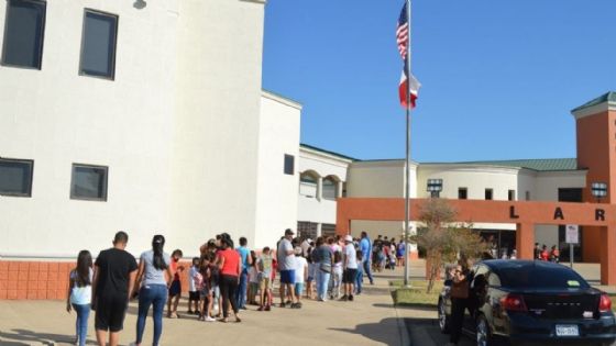 Hombre irrumpe en cuartel de la Policía de Laredo, rompe puerta y causa destrozos en el lobby