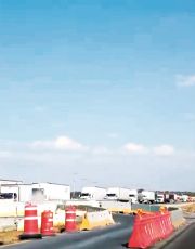 Foto descriptiva de: Se agudizan ‘atorones’ en ruta Nuevo Laredo-Monterrey; 'tráfico es un calvario'