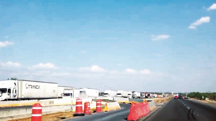 Se agudizan ‘atorones’ en ruta Nuevo Laredo-Monterrey; 'tráfico es un calvario'