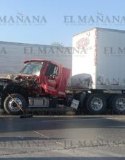 Foto descriptiva de: Trailero queda grave tras brutal choque rumbo al Puente del Comercio Mundial