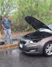 Foto descriptiva de: Empleado no alcanzó a llegar a su trabajo en Nuevo Laredo; motor de su carro se incendió