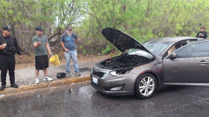 Empleado no alcanzó a llegar a su trabajo en Nuevo Laredo; motor de su carro se incendió