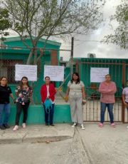 Foto descriptiva de: Padres toman instalaciones de la Primaria Club de Leones 3; señalan a maestro de maltratar a niños