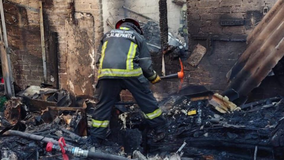 Durante las labores de búsqueda fueron localizados los cuerpos sin vida de dos personas atrapadas entre las cenizas.