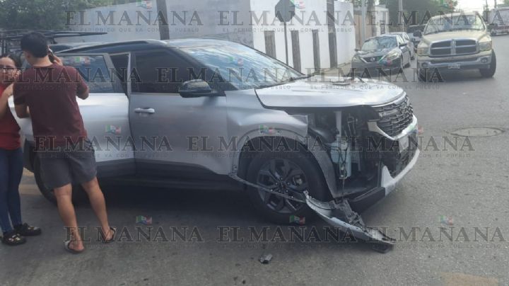 Luis Fernando provoca fuerte choque en Nuevo Laredo; Malibu termina contra una casa tras impacto de Kia