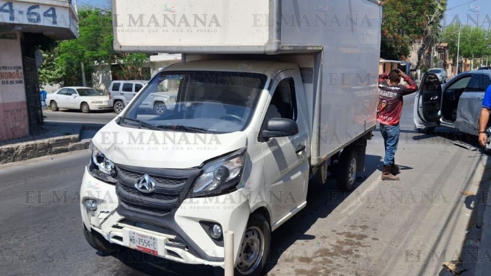 Camión se pasa el rojo y provoca choque