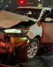 Foto descriptiva de: Borracho se vuela semáforo en rojo y provoca brutal choque en avenida Reforma