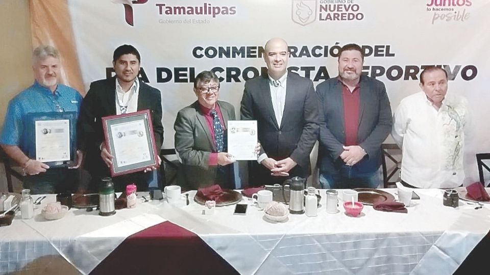 En la mesa de honor, el titular de Deportes, Cultura y Educación, Juan Ángel Martínez Salazar y el regidor Gabriel Solórzano celebraron a los cronistas galardonados a nivel país.