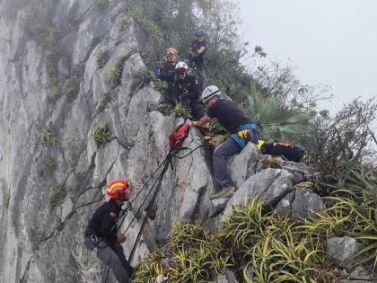 Milagro en la montaña: hombre cae en barranco de 30 metros; trataba de recuperar un dron
