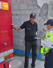 Foto descriptiva de: Don Reynaldo sale 'volando' y cae sobre troca que lo embistió en Nuevo Laredo; iba a entregar comida