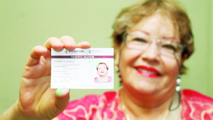 Adultos mayores siguen tramitando su tarjeta INAPAM en el Palacio Federal de Nuevo Laredo