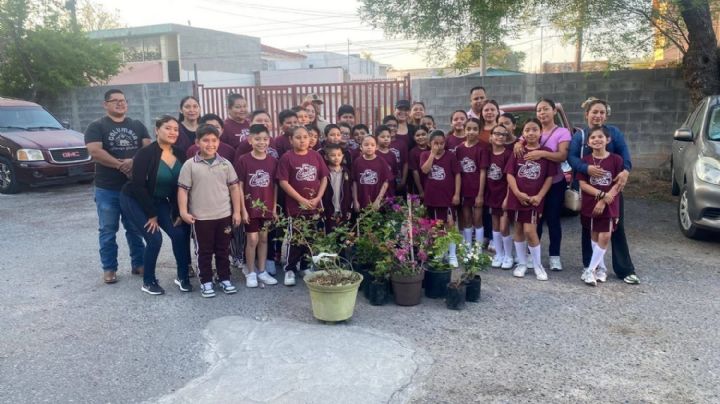 Alumnos de primaria Carlos A. Carrillo en Nuevo Laredo plantan bugambilias; fomentan conciencia ambiental