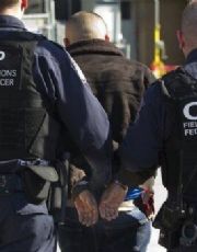 Foto descriptiva de: Dos hombres buscados por delitos contra niños son arrestados al tratar de cruzar la frontera