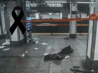 Hombre usa machete para atacar a 3 abuelitos en el metro de Nueva York; policía lo mata a balazos