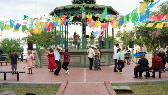 Fandango Huasteco se vivió con éxito, baile y música en la Plaza Juárez | VIDEO