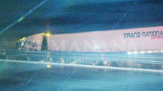 Aparatoso accidente en autopista a Nuevo Laredo; conductor de tráiler se queda dormido al volante