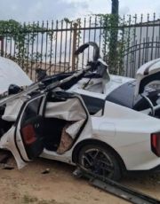 Foto descriptiva de: Joven en Laredo destruye su auto deportivo; sufrió una brutal volcadura por no controlar el auto