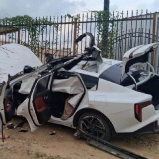 Joven en Laredo destruye su auto último modelo; sufrió una brutal volcadura por no controlar el auto