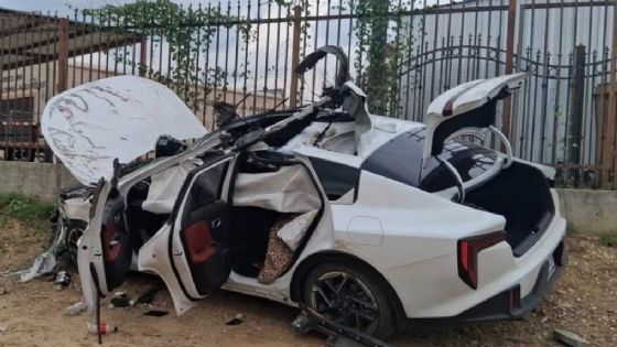 Joven en Laredo destruye su auto deportivo; sufrió una brutal volcadura por no controlar el auto