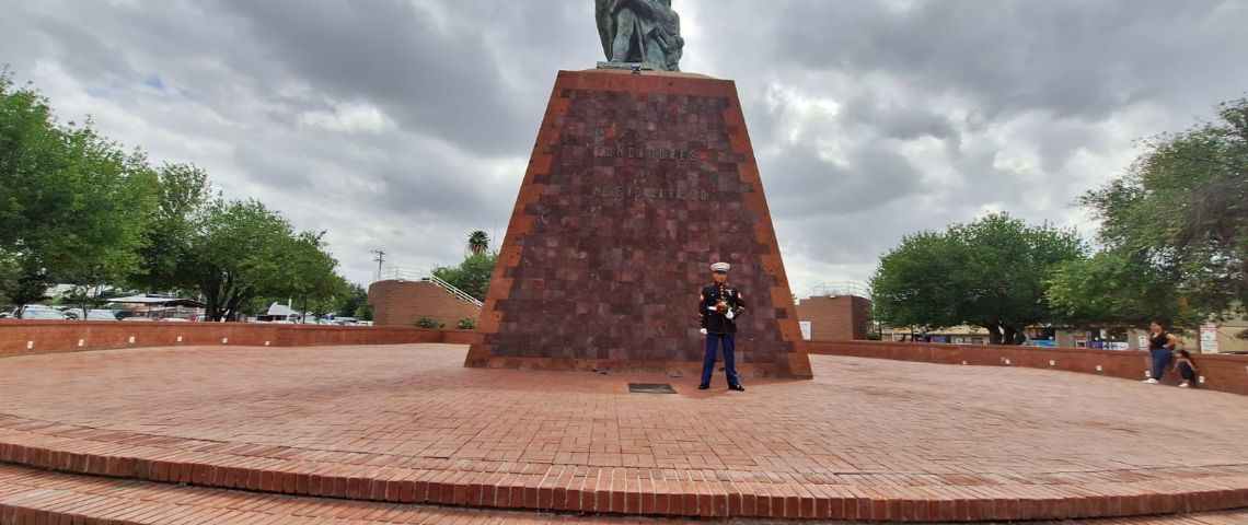 El 'Soldado Enamorado' regresa a Nuevo Laredo; espera a su amada en el Monumento a los Fundadores