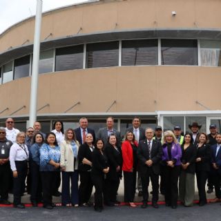 Autoridades de Laredo inauguran renovación de las oficinas del Puente del Comercio Mundial