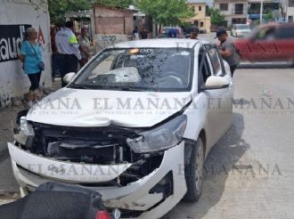 Conductor de DiDi choca contra auto en Nuevo Laredo; abuelitos resultaron lesionados