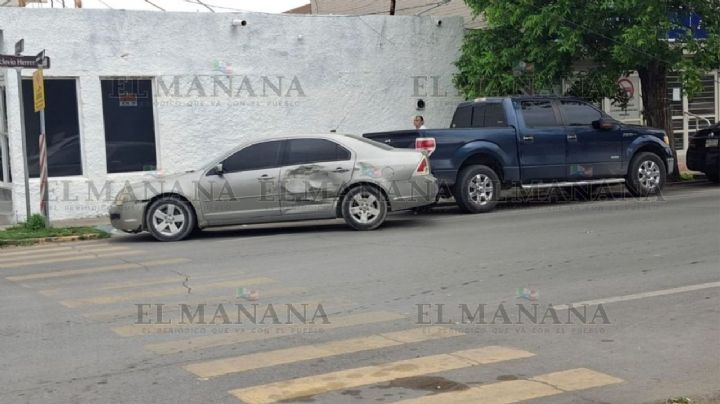 Fuerte choque en Nuevo Laredo; camioneta de negocio de pintura se estrella contra Ford Fusion