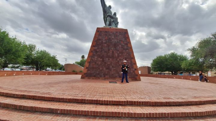 El 'Soldado Enamorado' regresa a Nuevo Laredo; espera a su amada en el Monumento a los Fundadores