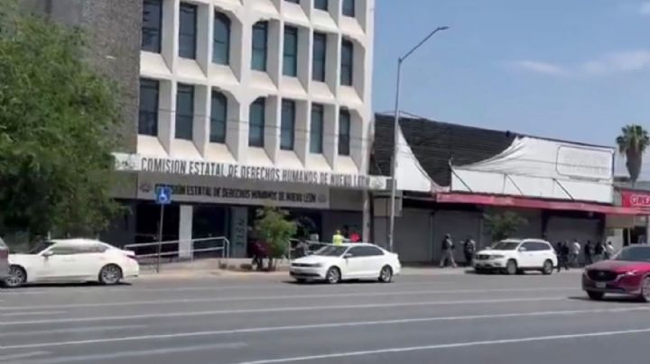 Amenaza de bomba moviliza a policías en la CEDH de Monterrey; empleados desalojan edificio | VIDEO