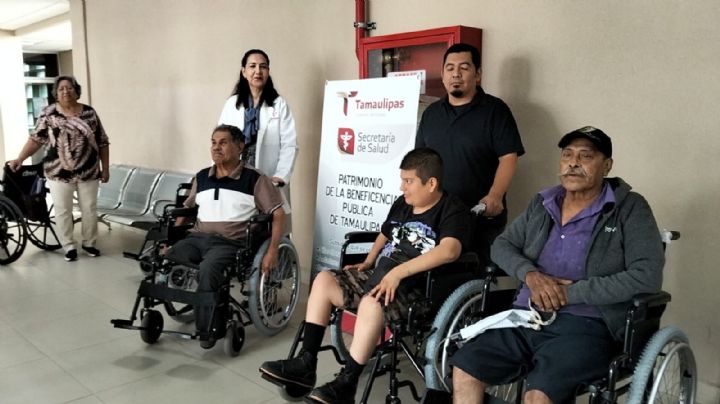 Personas de escasos recursos reciben sillas de ruedas sin costo en Nuevo Laredo; apoyan a 17 beneficiarios