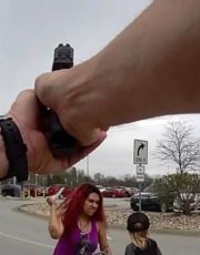 Foto descriptiva de: Niño de 3 años apuñalado en Walmart; este es su estado de salud tras ser atacado en el rostro