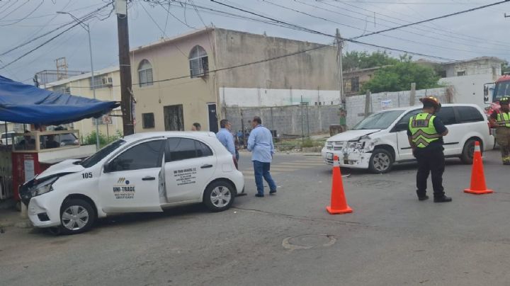 Camioneta se pasa alto y provoca fuerte choque en la Colonia Viveros; por poco impacta puesto de tacos