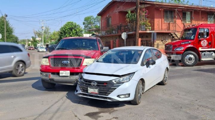 Abuelito provoca fuerte choque en la colonia Guerrero de Nuevo Laredo; se pasó el rojo